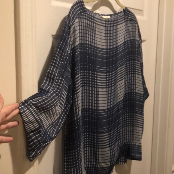 H&M shirt. Size 10. - Picture 3 of 4